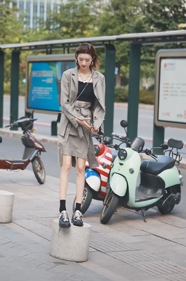 风衣|小姐姐穿出风衣的时尚感：一半是西装，一半是裙子，真个性