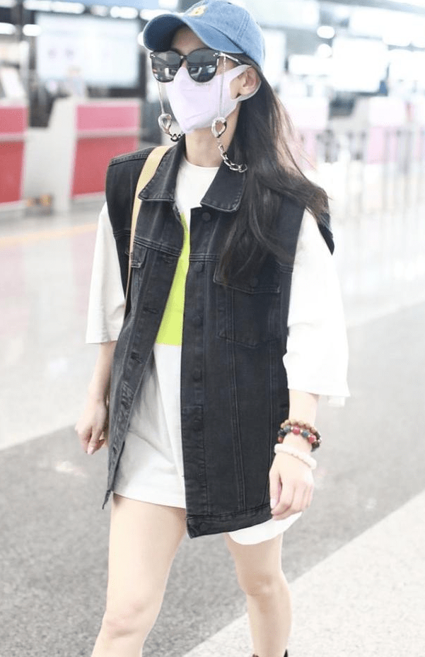 黄圣依|黄圣依穿搭太大胆了，时髦上衣搭配下衣失踪，秀出性感大长腿