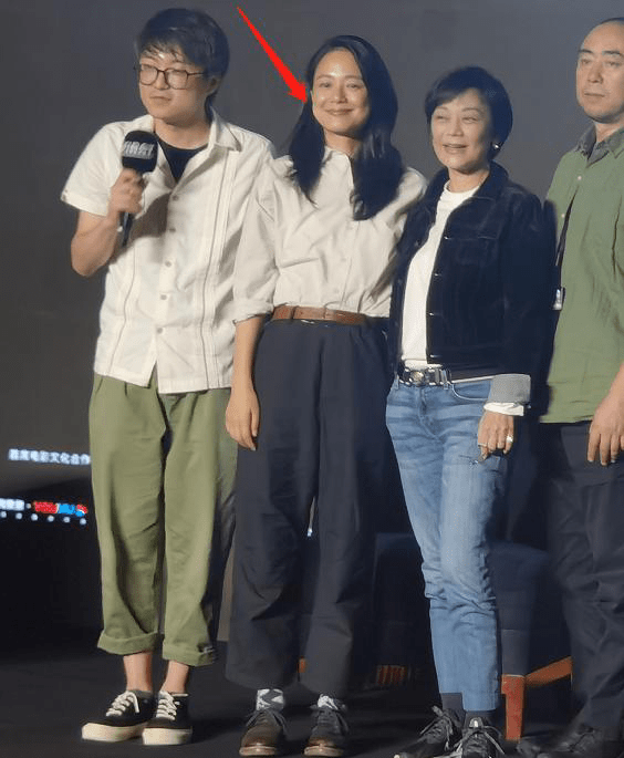 皱纹|周韵当评委现身，不修图皱纹真实还发福，就别营销气质高级了！