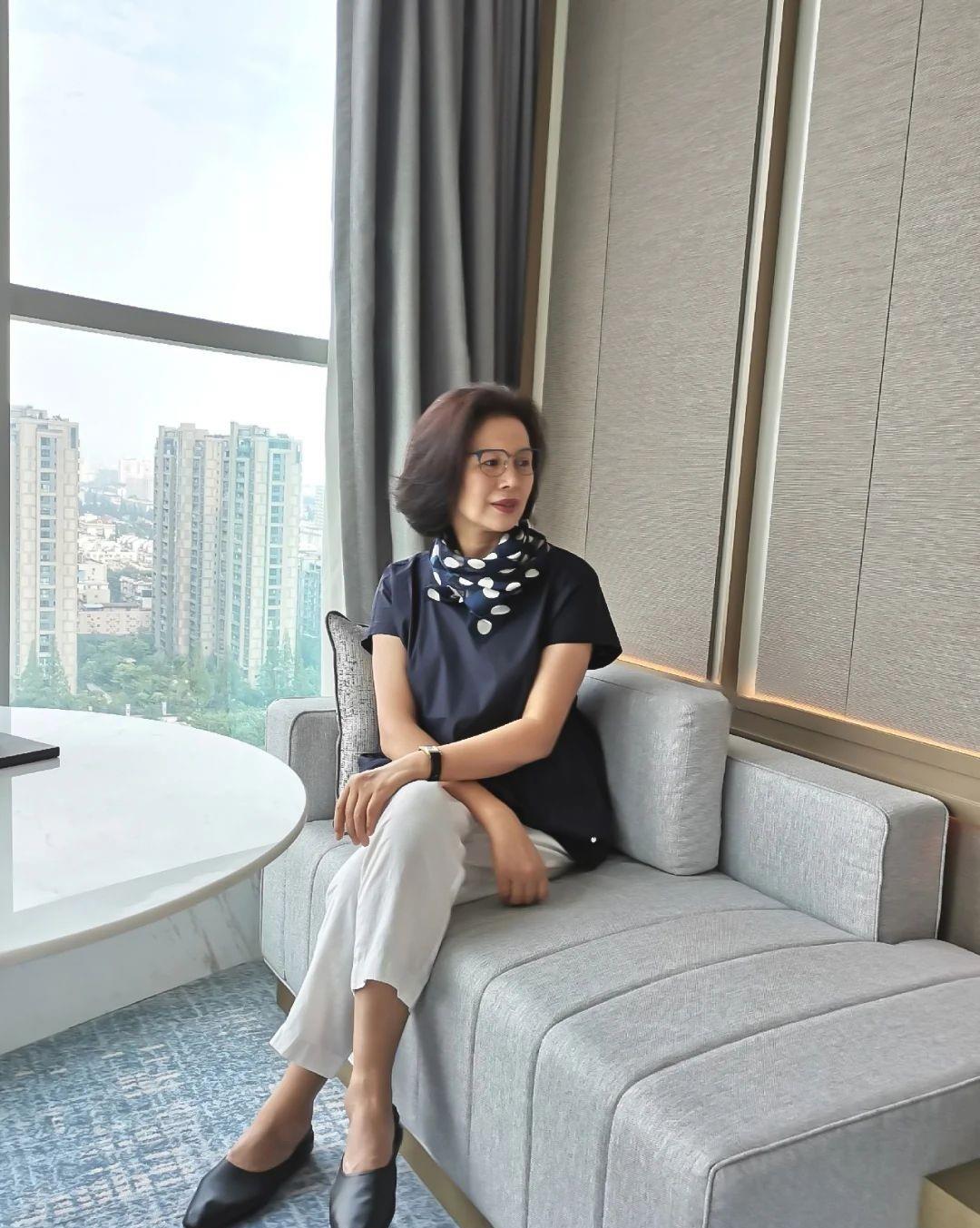 经典|这才是60岁女人流行的夏季打扮，掌握这4个穿衣法则，简约而优雅