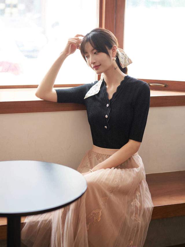 女生|2、30岁如何穿出高级的优雅感？衬衫配半身裙，少女气质感十足