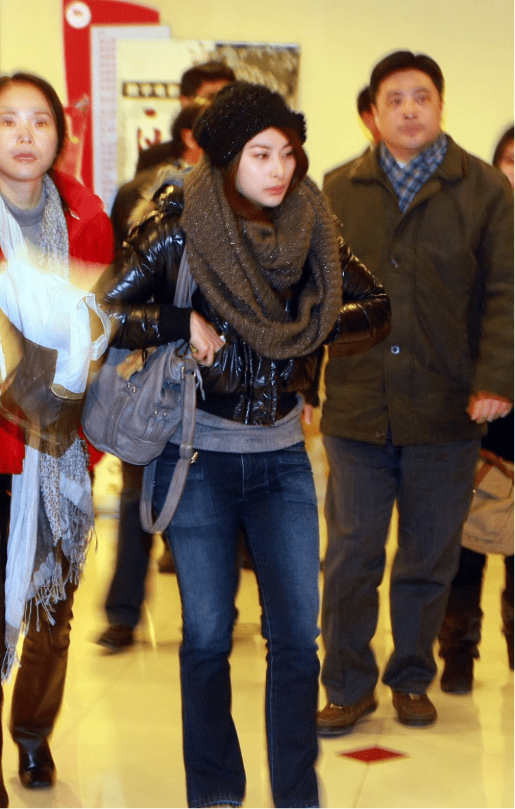 颜色|郭晶晶当了阔太也不摆谱,过夏穿普通羽绒服,裹着围巾更显亲切