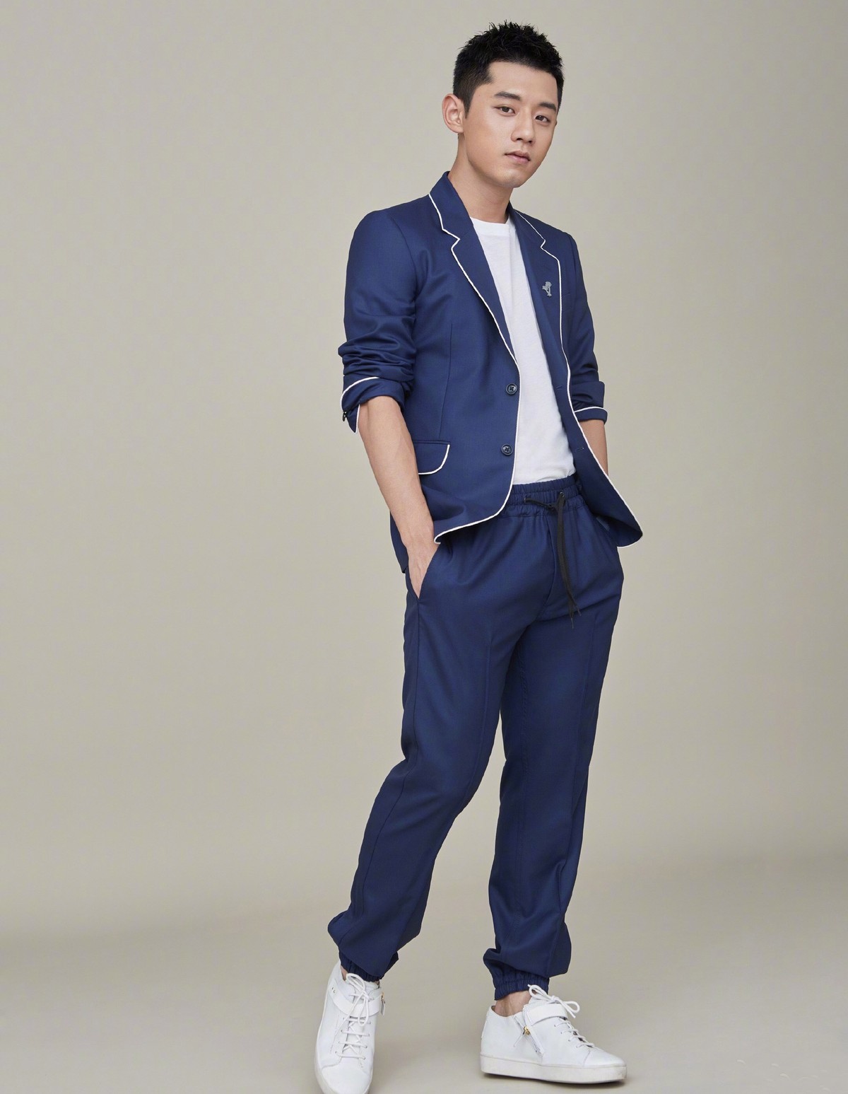 时尚|张继科时尚感真好，“机场秀”变身潮男，运动风这样穿活力十足