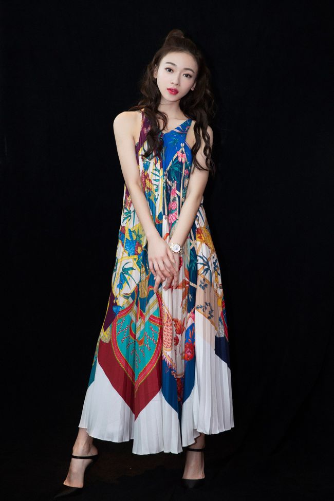 吴瑾|28岁因《延禧攻略》大红，穿条纹衬衫裙配风衣，尽显甜美范