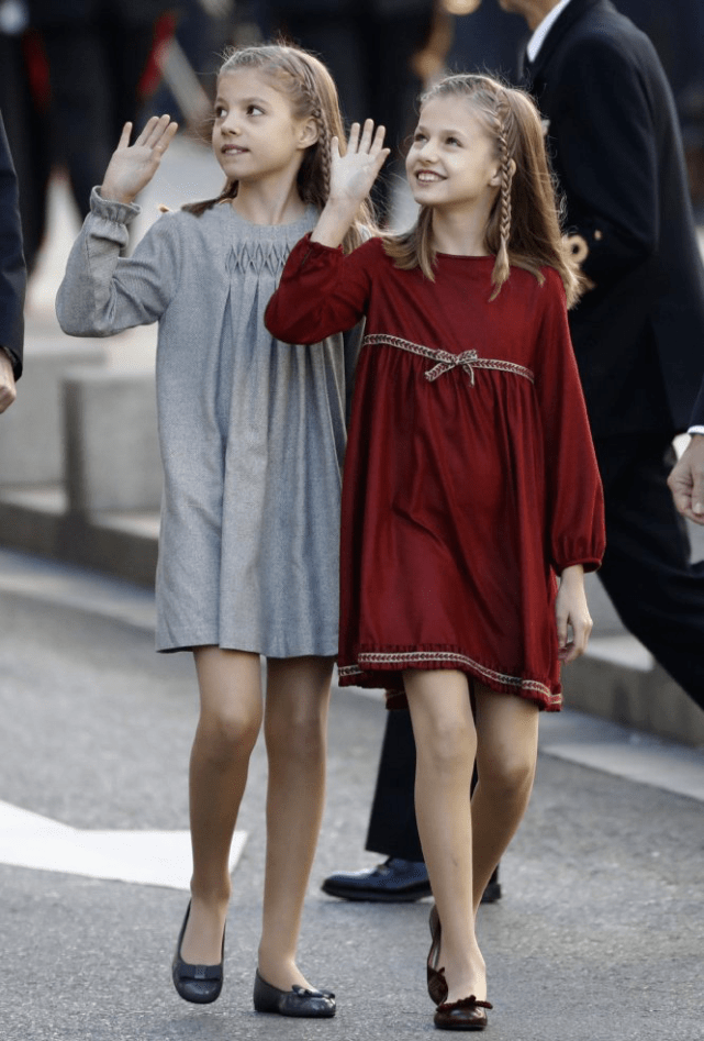 公主|西班牙俩公主蓝白配美翻!15岁未来王储气质优雅,妹妹的长腿吸睛