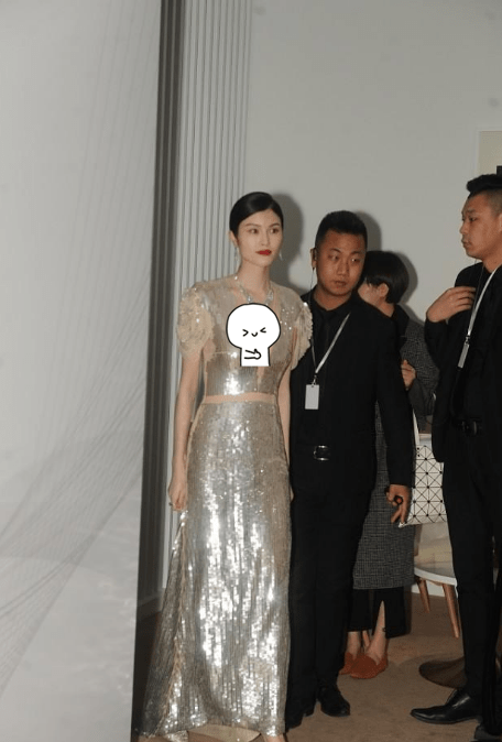 设计|何穗穿得真“清凉”，领口大的都快到胃了，没这身材哪敢学