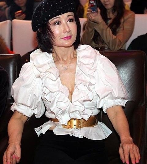 颜色|潘迎紫是72岁，还照27岁姑娘打扮，这么不真实的脸就像戴的面具！
