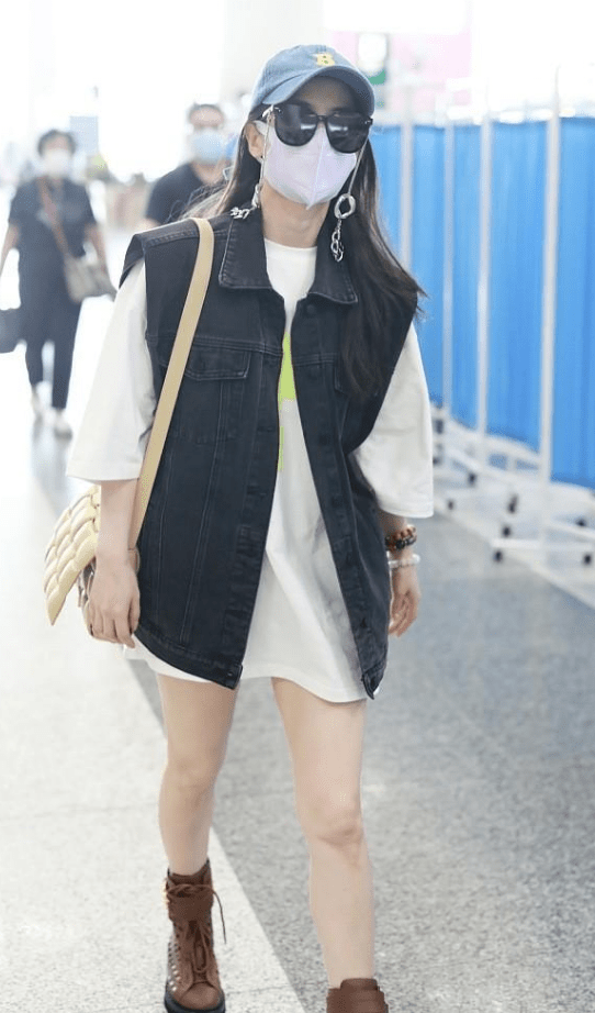 黄圣依|黄圣依穿搭太大胆了，时髦上衣搭配下衣失踪，秀出性感大长腿