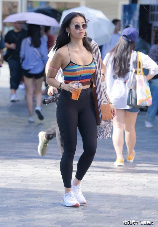 好身材|瑜伽裤配吊带,好身材展露无遗