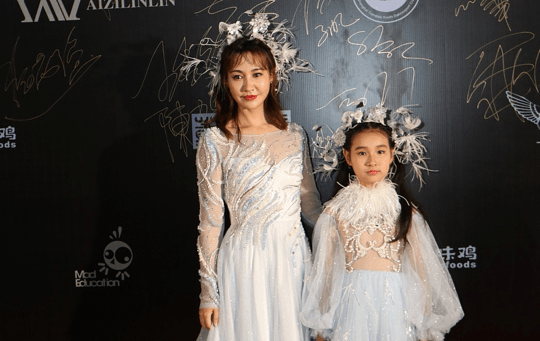 金色|杨雪真是太美了，42岁T台走秀，身材美貌令人自愧不如