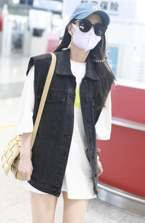 黄圣依|黄圣依穿搭太大胆了，时髦上衣搭配下衣失踪，秀出性感大长腿