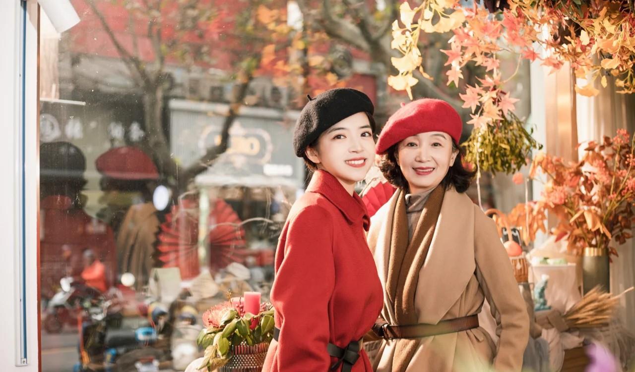 服装|女人过了60岁，过年别穿“老一套”！大衣+烟管裤，看着更年轻