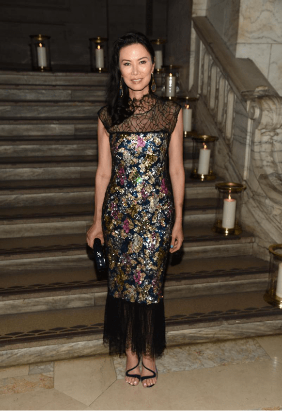 美得|邓文迪身材真亮眼，奶奶年纪穿紧身裙，气质华丽美得不输他人