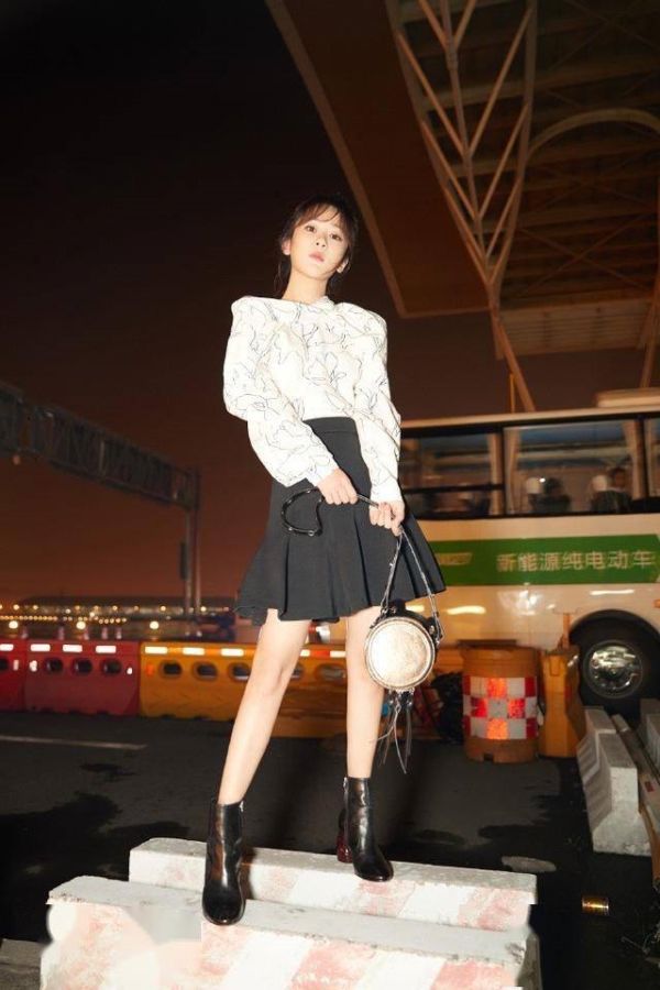 郝蕾|郝蕾又惊艳了，印花衬衫配高腰裤，“红蓝”搭配高级又洋气