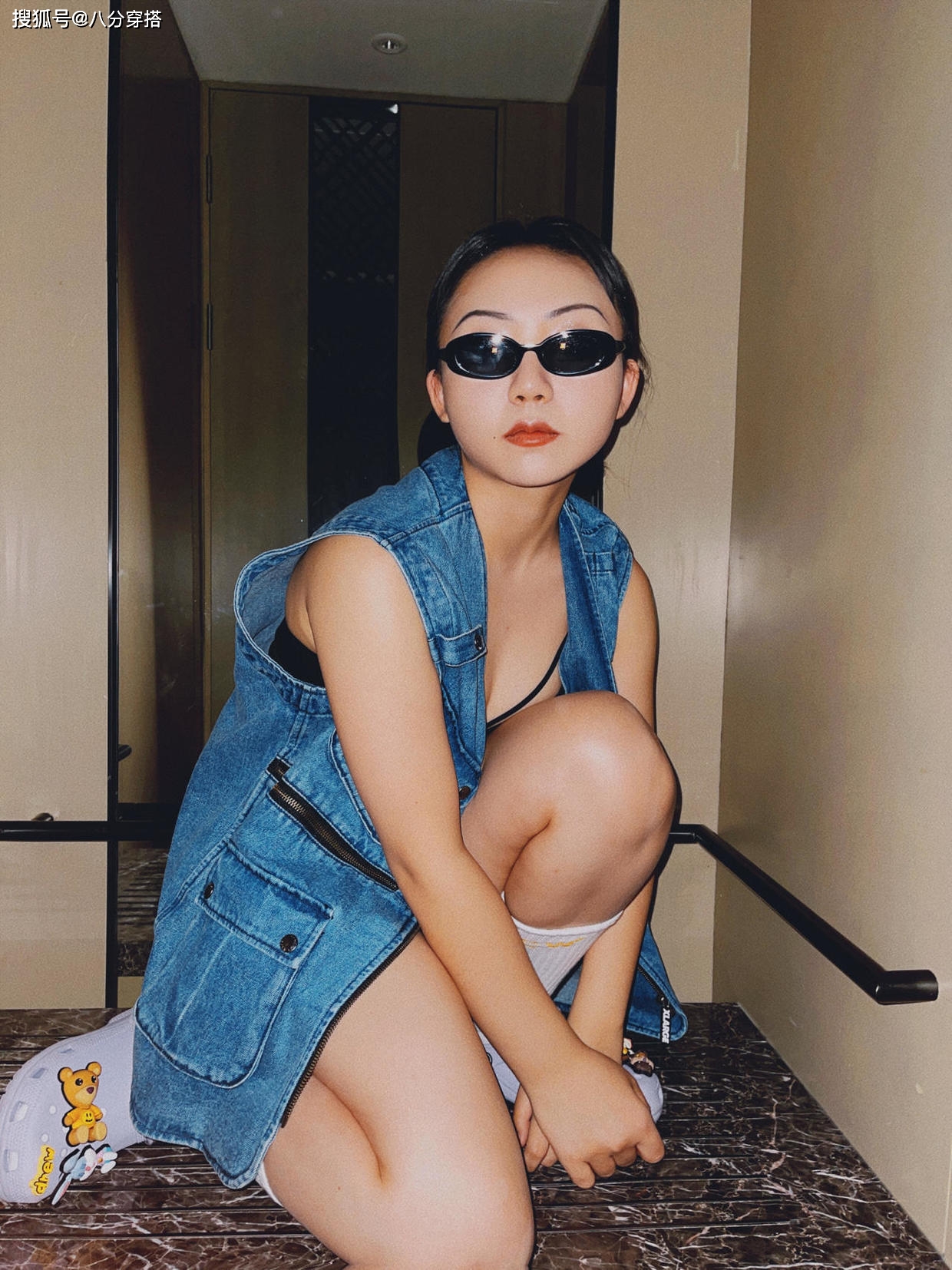 设计|辣目洋子穿出“微胖美精髓”，穿牛仔外套配黑色内衬，怪洋气的