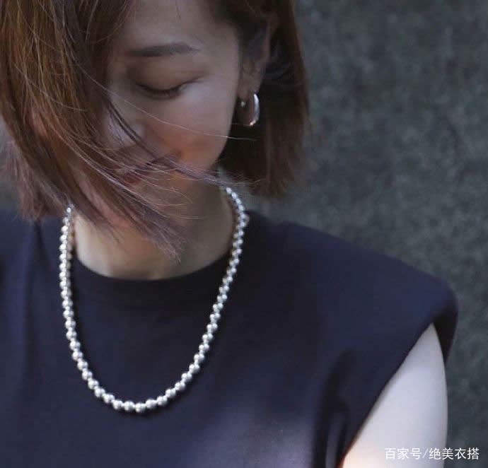 洛薇|凭着一身极简“黑白配”穿搭，52岁的她，为什么赢得体面优雅？