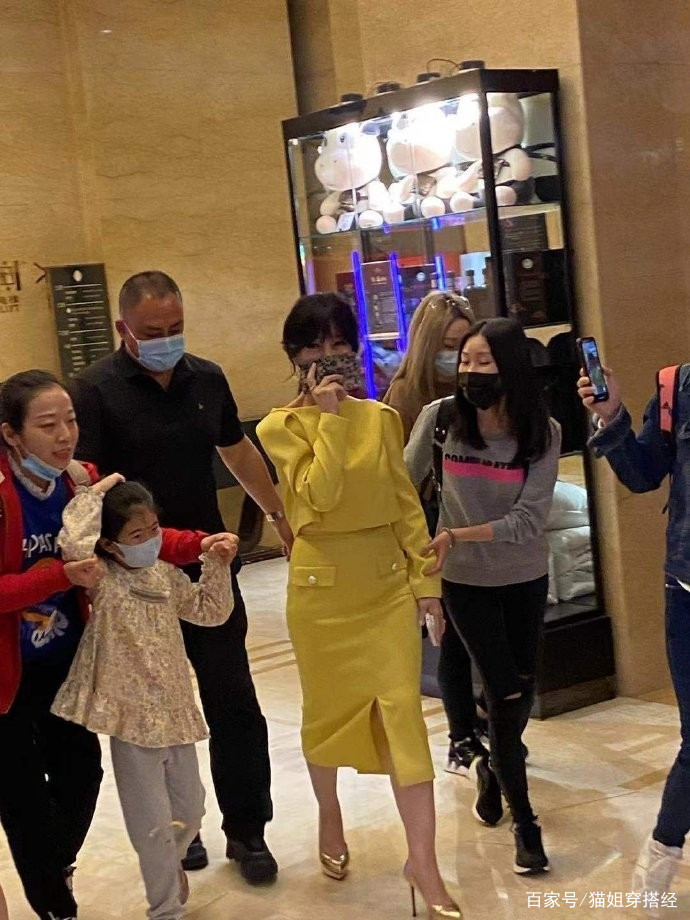 整体|赵雅芝太刻意，为减龄穿明黄色勉强才hold住，奶奶辈追时髦不容易