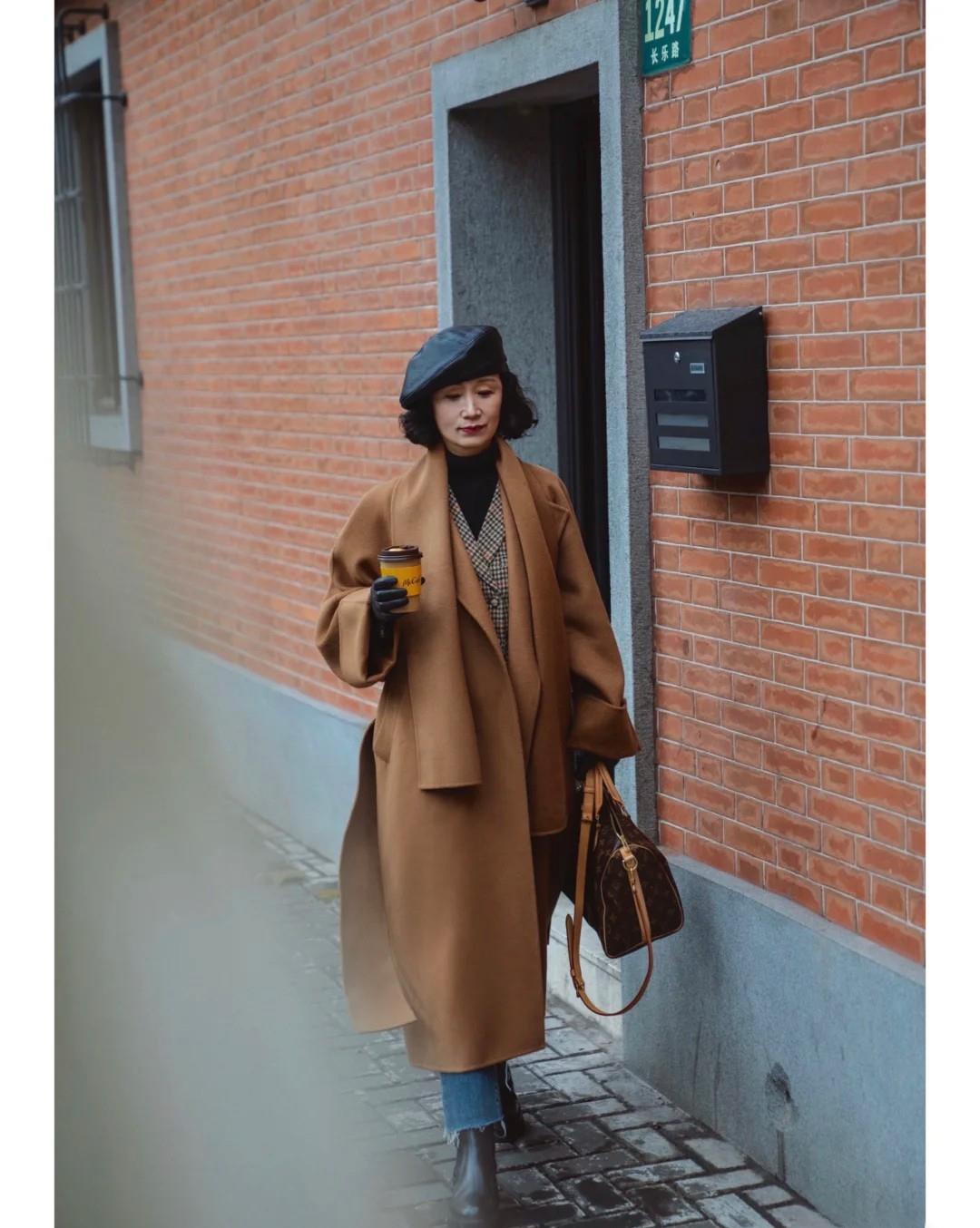 设计|女人60岁而已,别总“大妈式”穿搭!帽子+呢大衣,时髦显气质