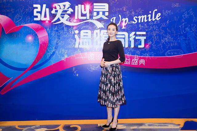 设计|王艳罕见携子上综艺，47岁扎马尾像女团，15岁儿子颜值大变样