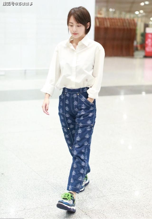 小腹|张嘉倪当妈了也重管理,T恤掖裤腰里穿出门,小腹依旧平坦不鼓囊