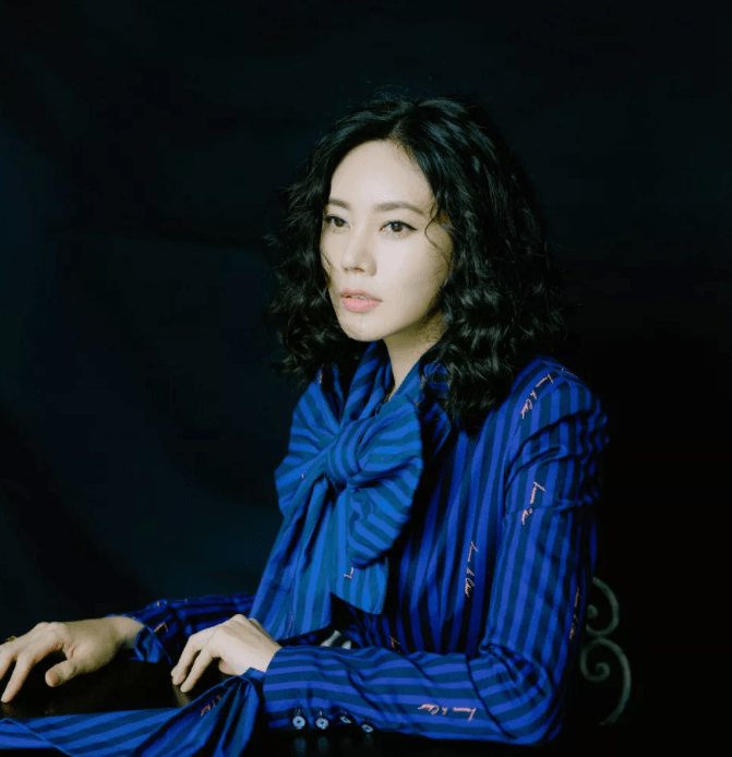 新娘|中国媳妇秋瓷炫，41岁依旧少女感十足，时尚穿搭尽显优雅