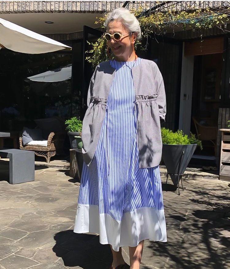 中老年|这才是60岁女人适合的打扮,穿衣打扮舒适又日常,简单大方才最美