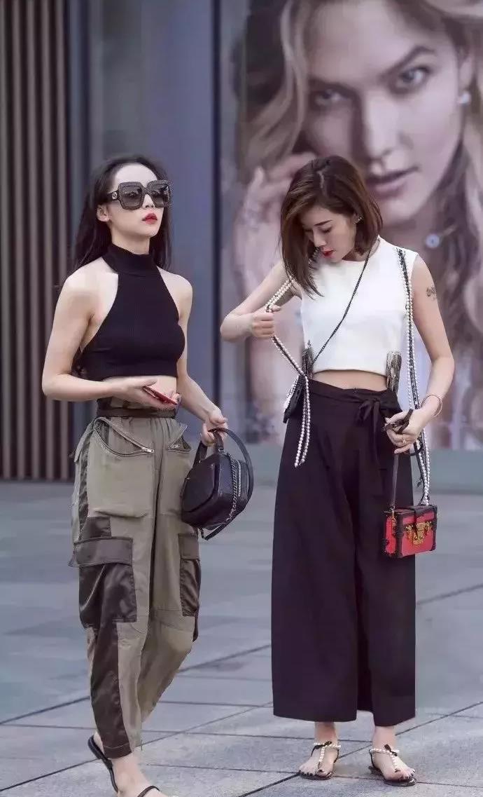 口袋|黑胸配上军色休闲裤,斗艳挚友互不相让