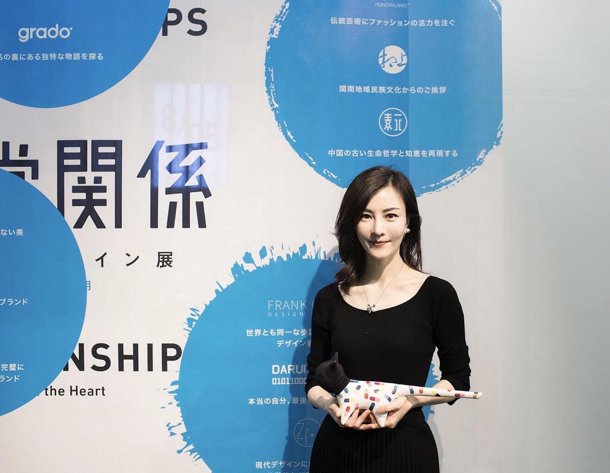 设计|刘孜才是真正的时髦精，穿彩色印花裙也不花哨，反而优雅大气