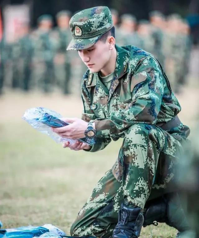 霍建华|建军节明星忙着晒老公：霍思燕夸老公最帅，张馨予说何捷才是偶像
