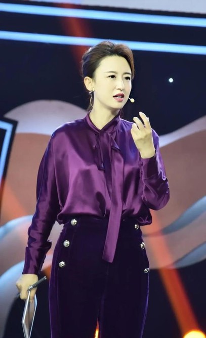 盛典|时隔2年再上《综艺盛典》！央视张蕾穿衬衫似明星，重拾往日精彩