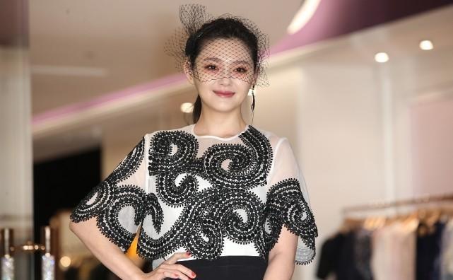 身材|大S的身材越来越好了，穿开叉裙秀大长腿，修长笔直还有肉