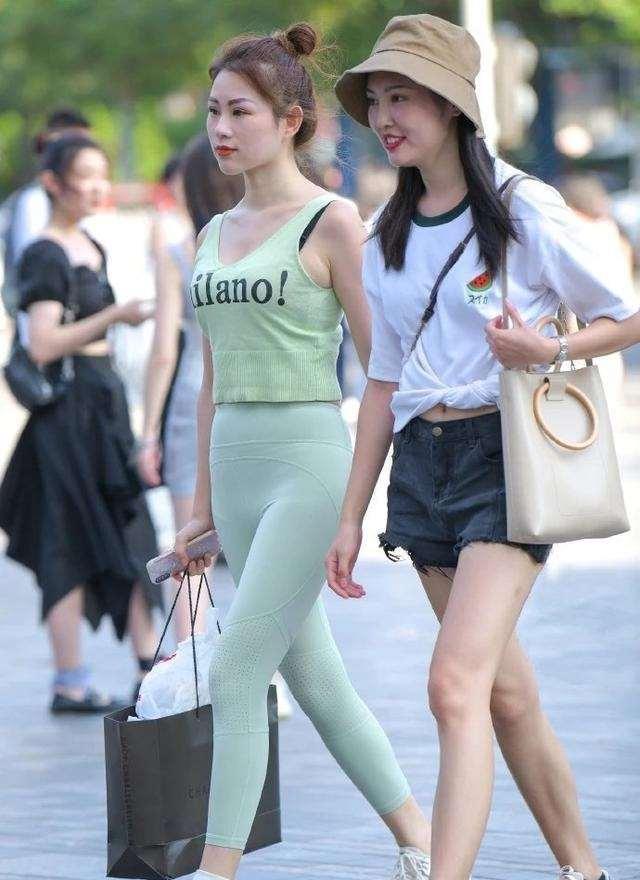 职场|奔四的女人不要穿短裙，“打底裤”才更吃香，时髦修身游刃有余！