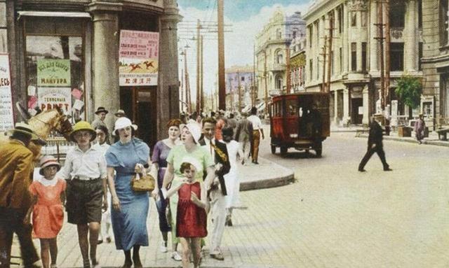 老照片，1927年哈尔滨街头景象，西式建筑众多，彰显城市繁华