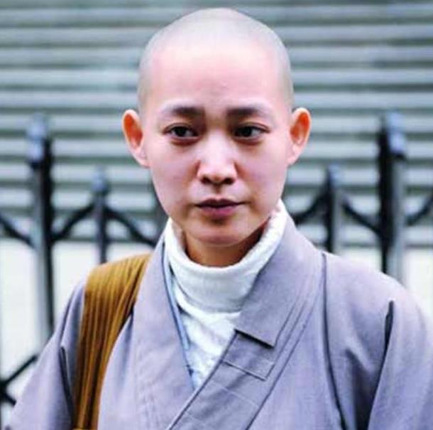 因30万曾两次被母亲送精神病院的女孩现已看淡一切剃度出家(图1)