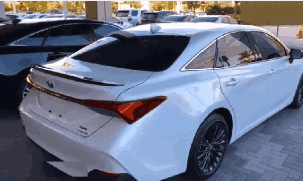 首台白色全新丰田亚洲龙再次现身!车长4978mm 配2.0l