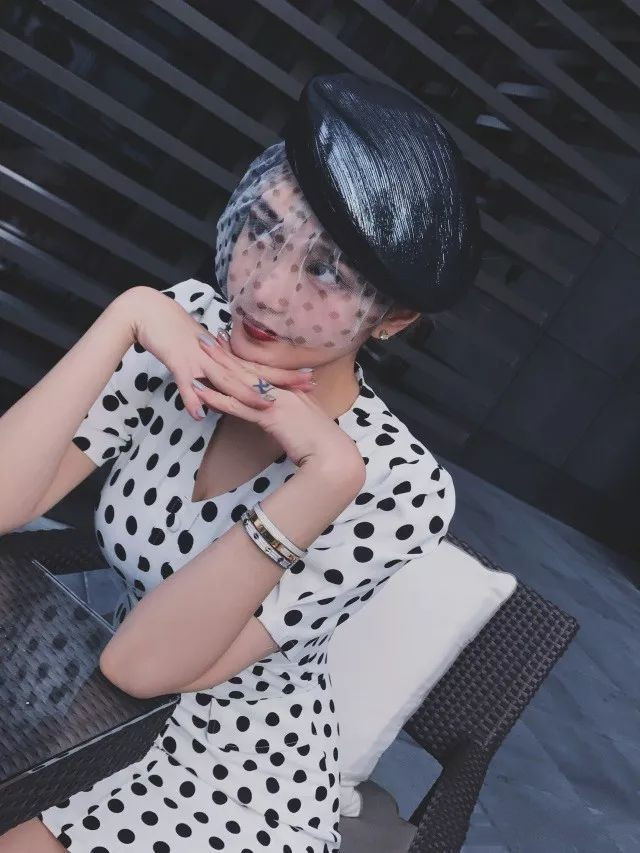 设计|周扬青晒照P图太狠，但穿紧身波点裙秀出曲线，仍能看出身材好