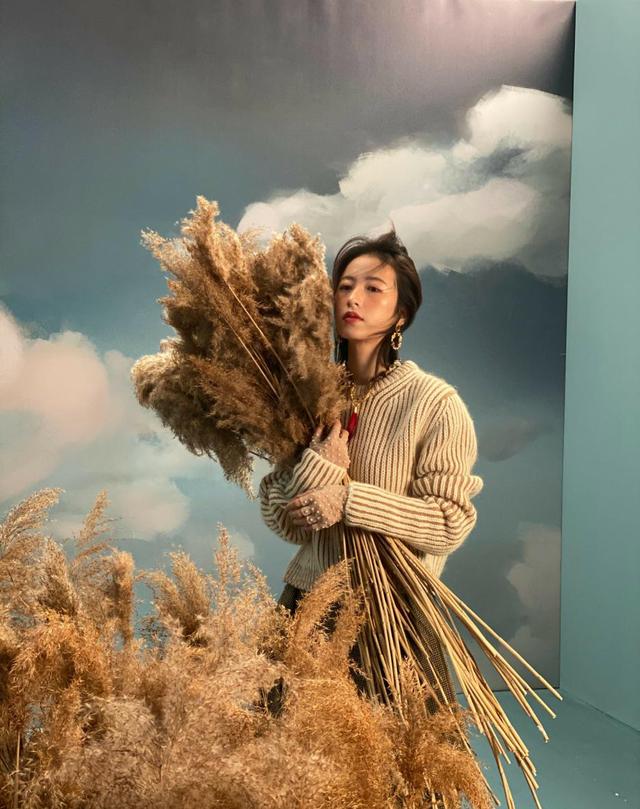 一身|周雨彤的穿搭秀，一身休闲服，不过也难挡她妩媚的身材！