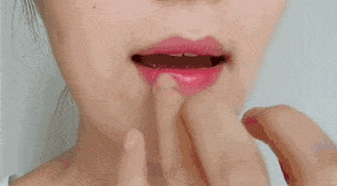 美国|35岁张靓颖机场街拍,唇纹太抢镜,别让这个细节,毁了你的妆容