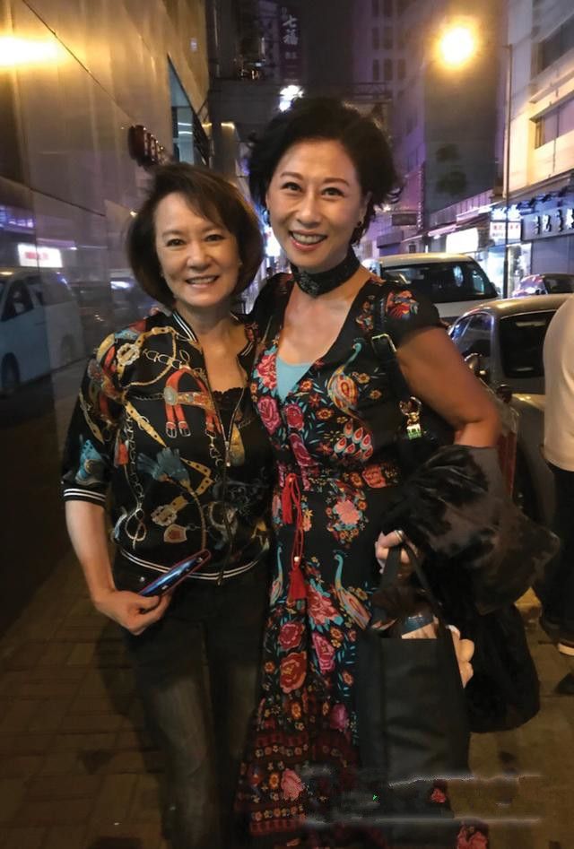 显得|在街头拍到叶倩文，不修图就是奶奶样子，身材干瘦脖颈满是皱纹！