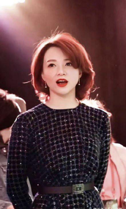 设计|著名主持人董卿真会穿，一袭黑色修身连衣裙知性温婉，干练利落