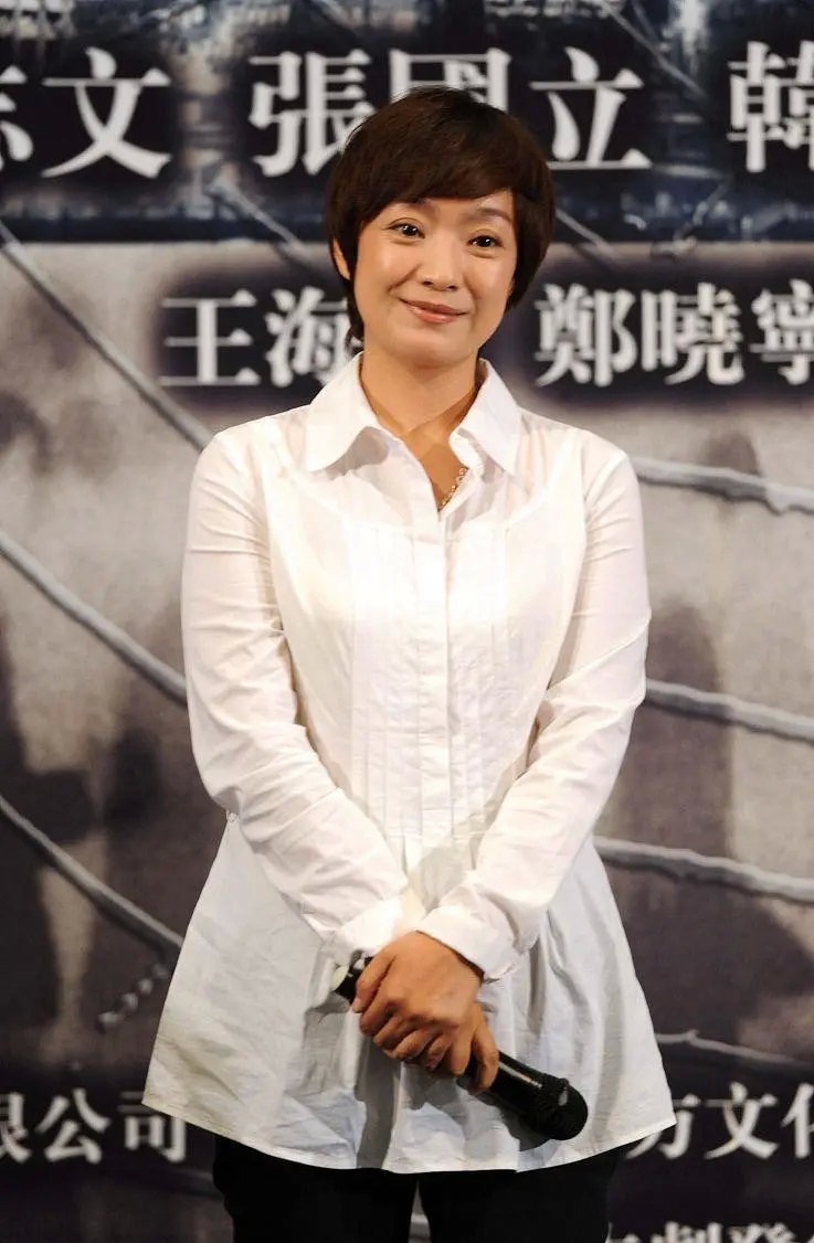 设计|张嘉译携老婆亮相，52岁穿极简黑白美得优雅大气，两人看着真登对