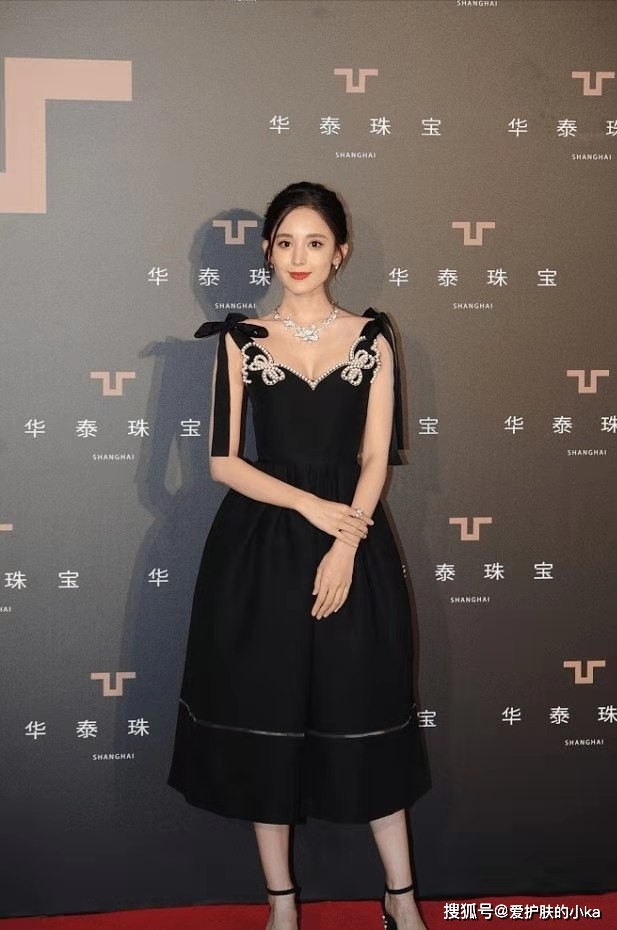 真会|29岁古力娜扎精致又洋气，172cm穿珍珠小黑裙好显气质，真会打扮