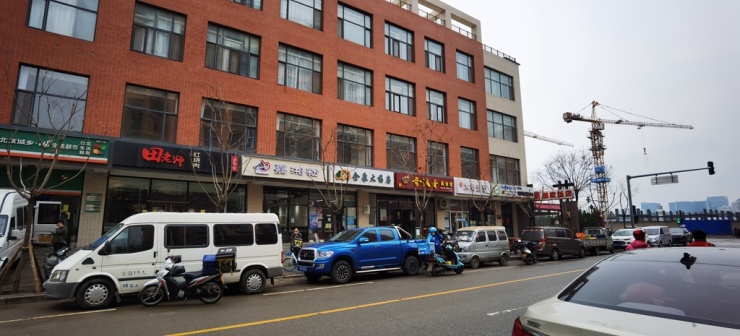 图4-4 燕保·辛店家园6号楼是小区的配套公建(原生猪爸爸摄于202昴 