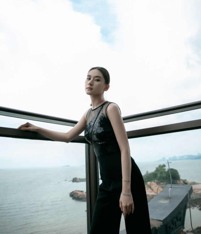 亮片|何超莲不愧是豪门千金，穿着一件薄纱亮片上衣配阔腿裤，高级洋气