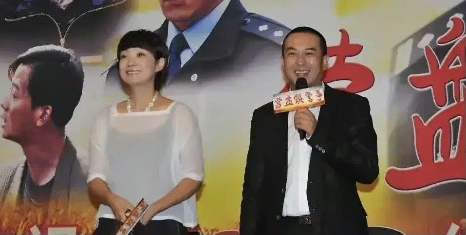 设计|张嘉译携老婆亮相，52岁穿极简黑白美得优雅大气，两人看着真登对