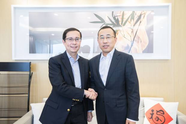 阿里巴巴集团ceo张勇(左)和蒙牛集团ceo卢敏放.