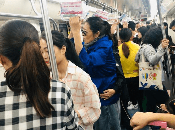 显得|在地铁偶遇倪萍，土黄色的皮肤干瘪而多皱，这就是真实的62岁