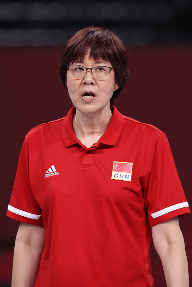 郎平|郎平即使满脸皱纹也有气质，把运动装穿出霸气感，眼神凌厉有气场