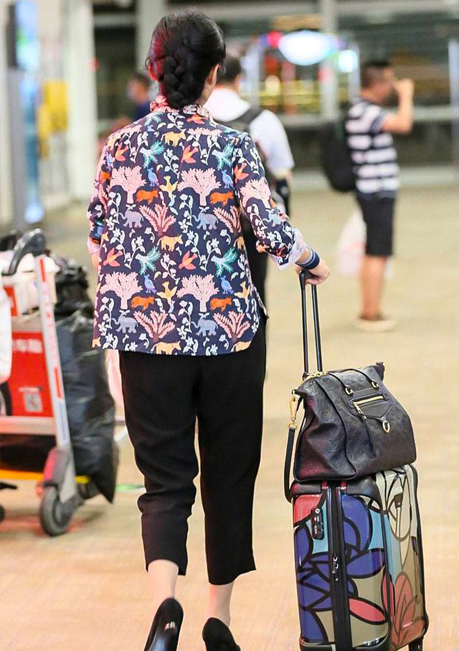 丝袜|52岁周涛走机场，穿衬衫气质普通像大妈，九分裤里套丝袜暴露年龄