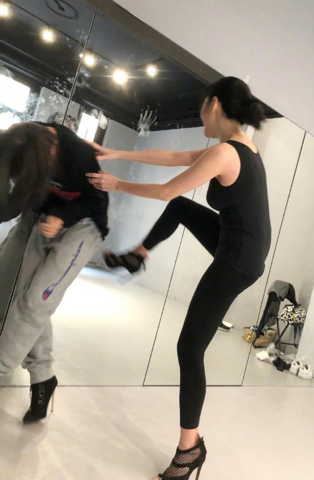 怎么穿高跟鞋好看又稳 78dec4a982bd4d81b50149a8f3914363.jpeg